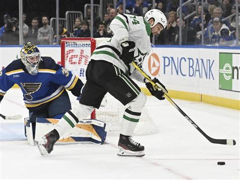 Joel Hofer makes 39 saves in Blues’ 2-1 win over Stars